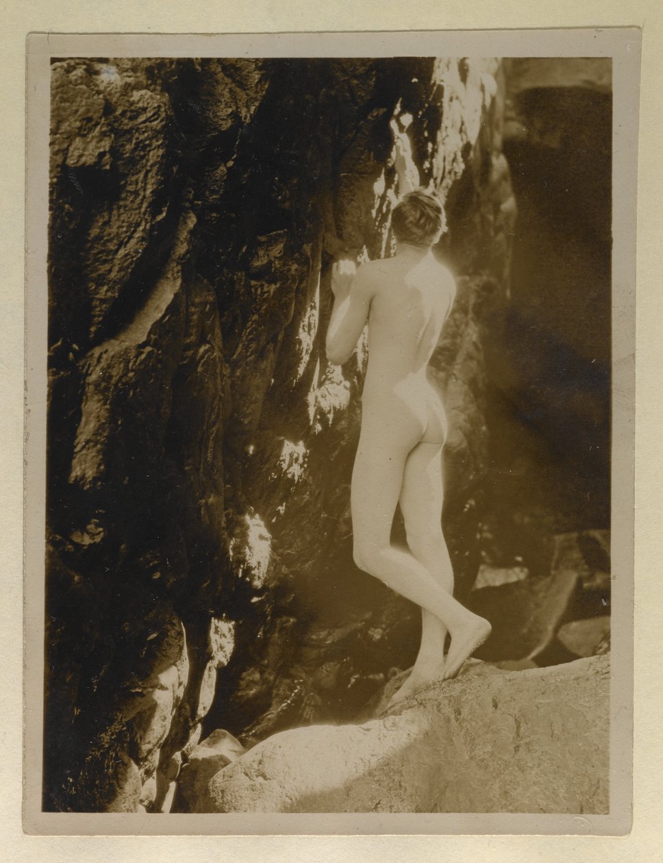 Alistair Graham'ın çıplak fotoğrafı, Evelyn Waugh'a yazdığı mektupla birlikte saklandı, c.1924 (jelatin gümüş baskı) by English Photographer