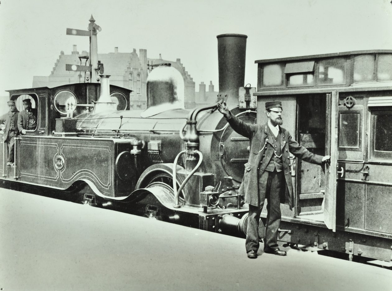 Bir tren istasyonunda Platform Porter, 1885 by English Photographer