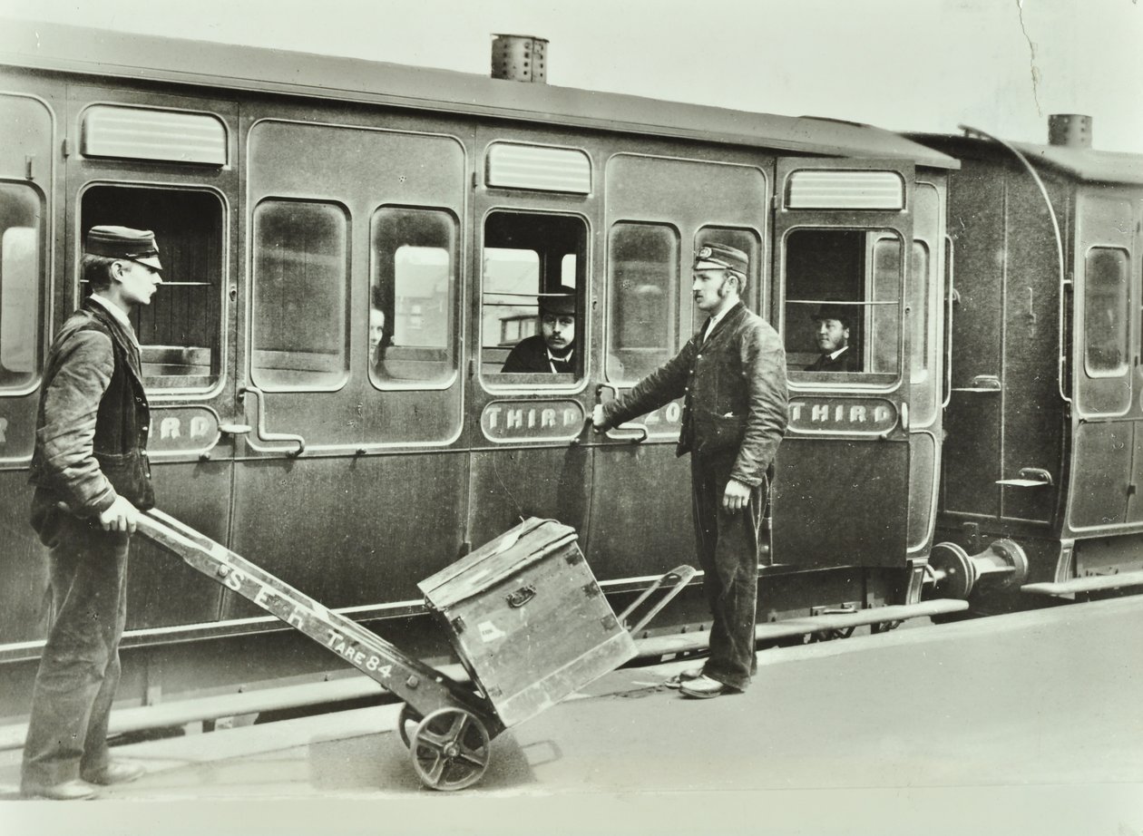 Bir tren istasyonunda Platform Taşıyıcıları, 1885 by English Photographer