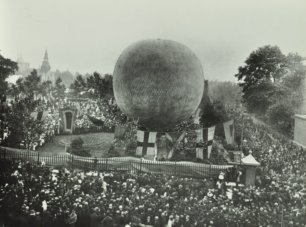 Kavak Dinlenme Alanı: Kalabalık bir sıcak hava balonunu izliyor, 1892 by English Photographer