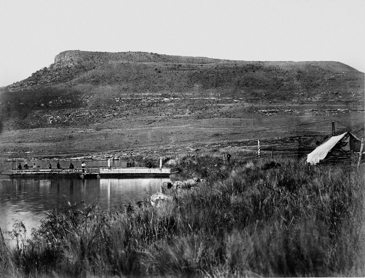 Uzakta Signal Hill ile Rorkes Drift