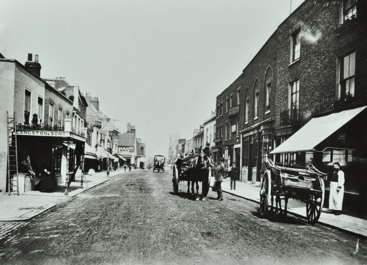 Putney High Street, köprüye doğru bakıyor, 1885 by English Photographer