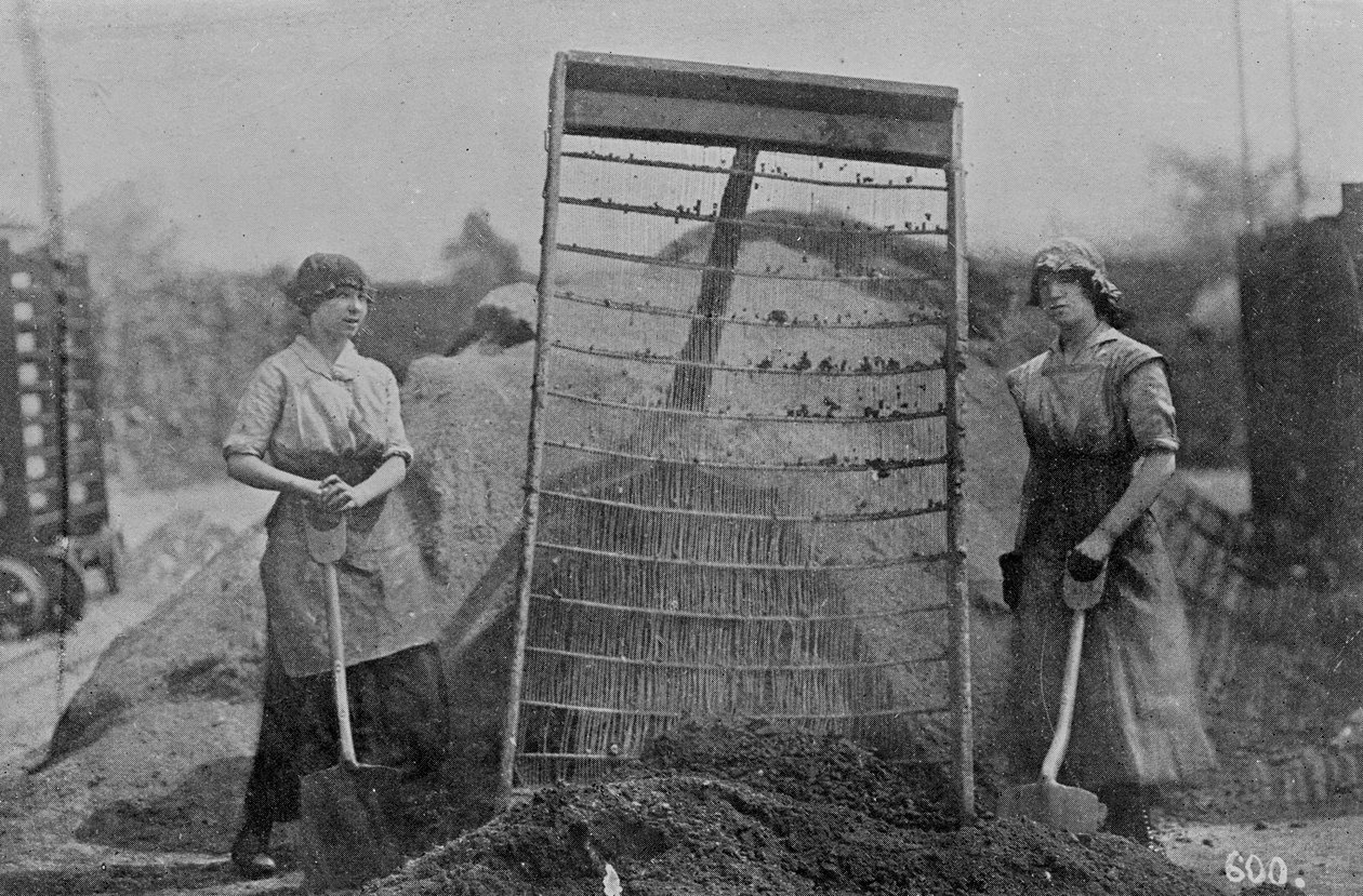 Riddling Cinders, War Office fotoğrafları, 1916 (bw fotoğraf) by English Photographer