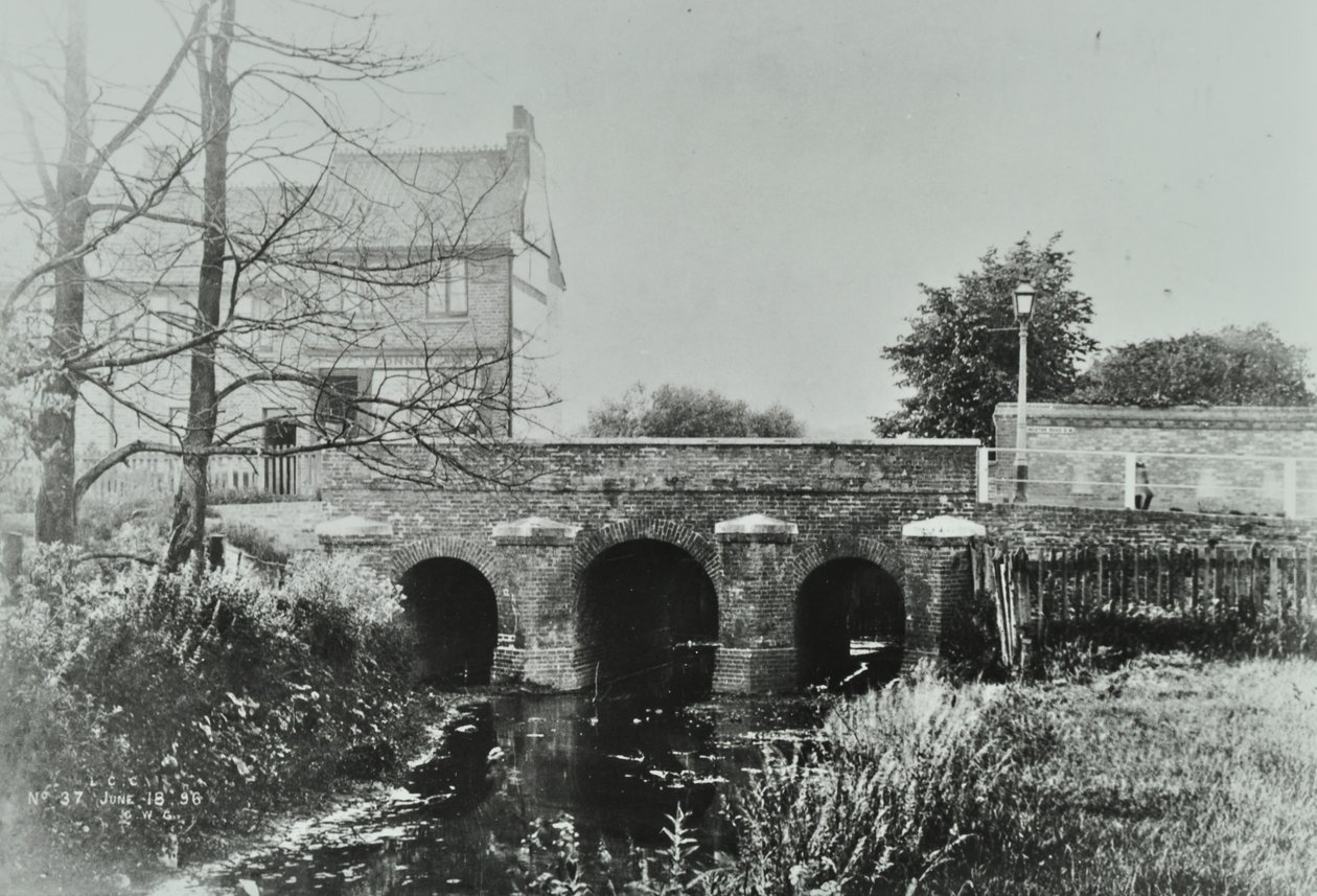 Roe Köprüsü, Mitcham Lane, 1897 by English Photographer