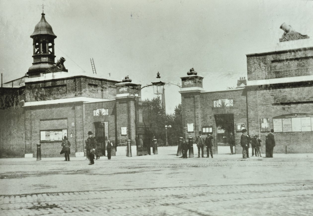Kraliyet Arsenal ana kapısı, 1890 by English Photographer