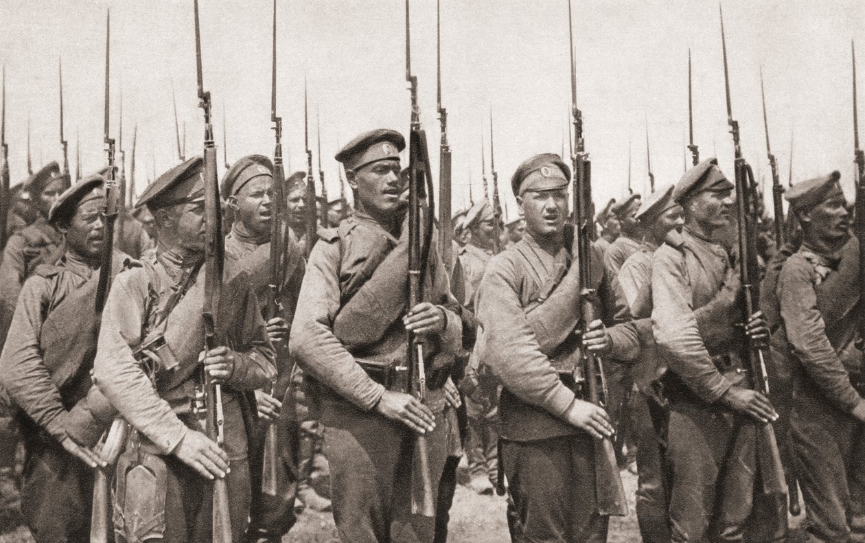 Birinci Dünya Savaşı sırasında geçit töreni yapan ve silah sunan Rus piyade, The Illustrated War News, 1915 by English Photographer