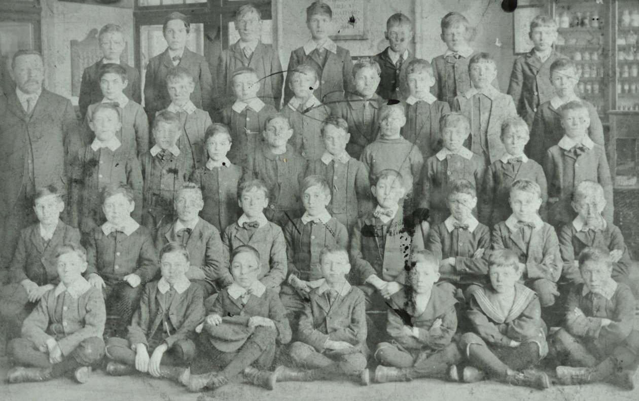 Okul grubu, bilinmeyen okul, 1895 by English Photographer