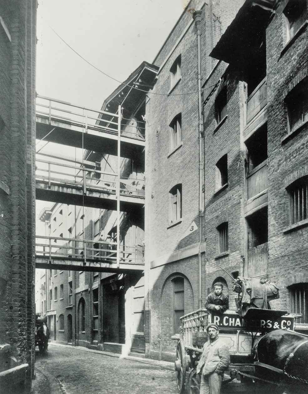 Shad Thames, Londra, 1890 by English Photographer