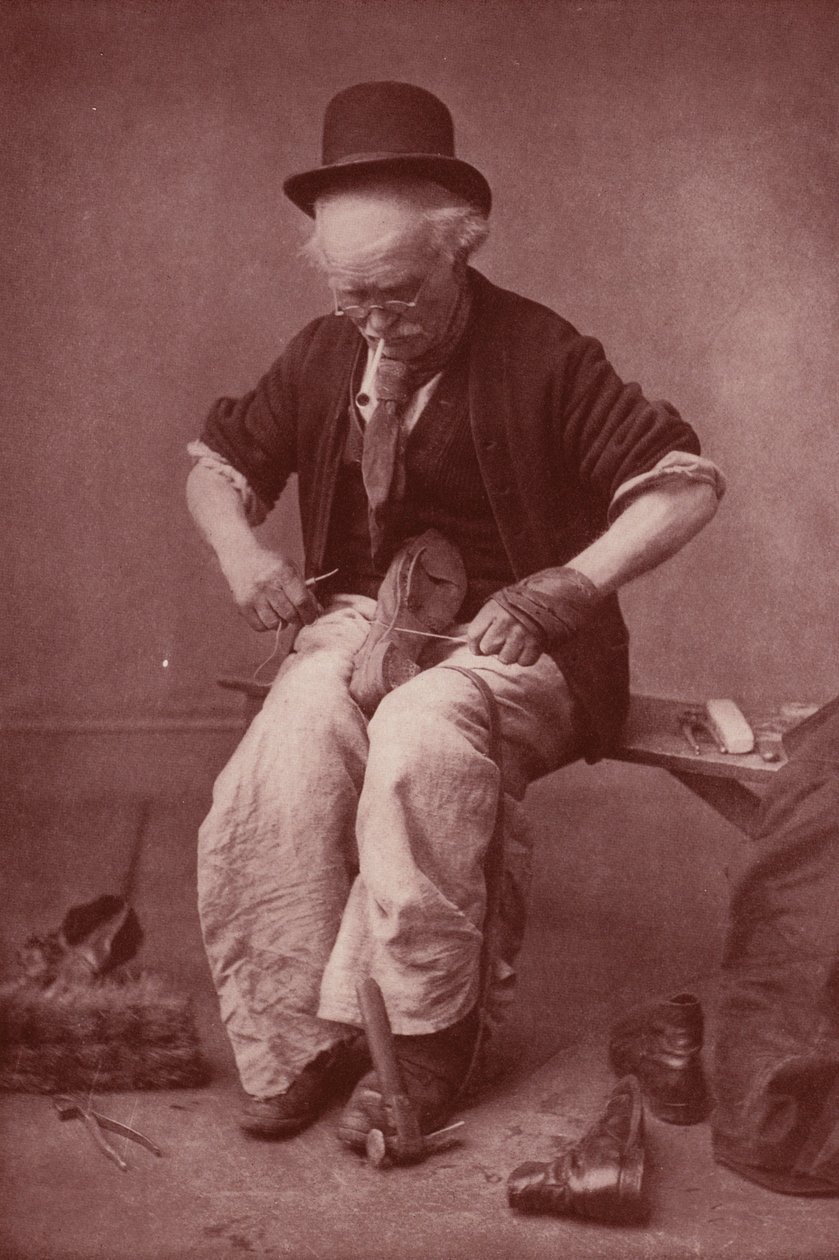 Kunduracı iş başında (siyah-beyaz fotoğraf) by English Photographer