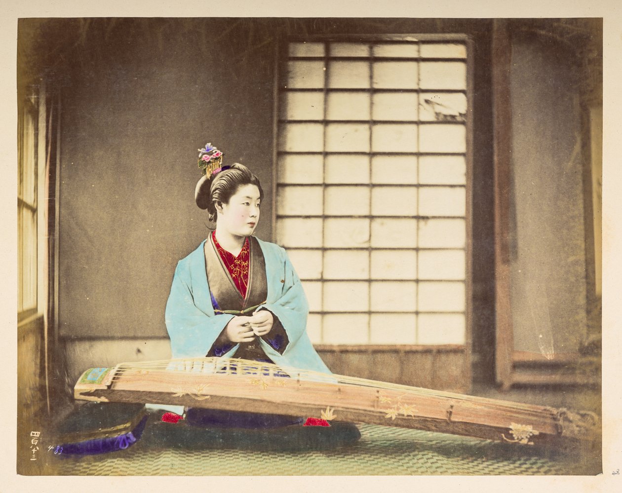 Şarkı söyleyen kızlar [Japonya], Önünde yerde duran yaylı bir enstrüman (bir tür kanun) ile oturan Japon bir kadının stüdyo portresi,  Fotoğrafçı: Bilinmiyor  Lucas Koleksiyonu: Charles James ve Mo
