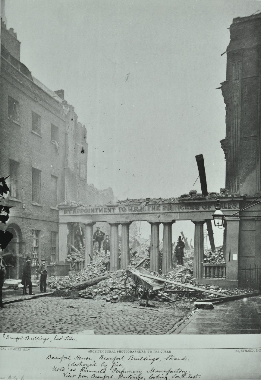 Strand, Westminster LB: Beaufort Binaları, yangın hasarı, 1890 by English Photographer