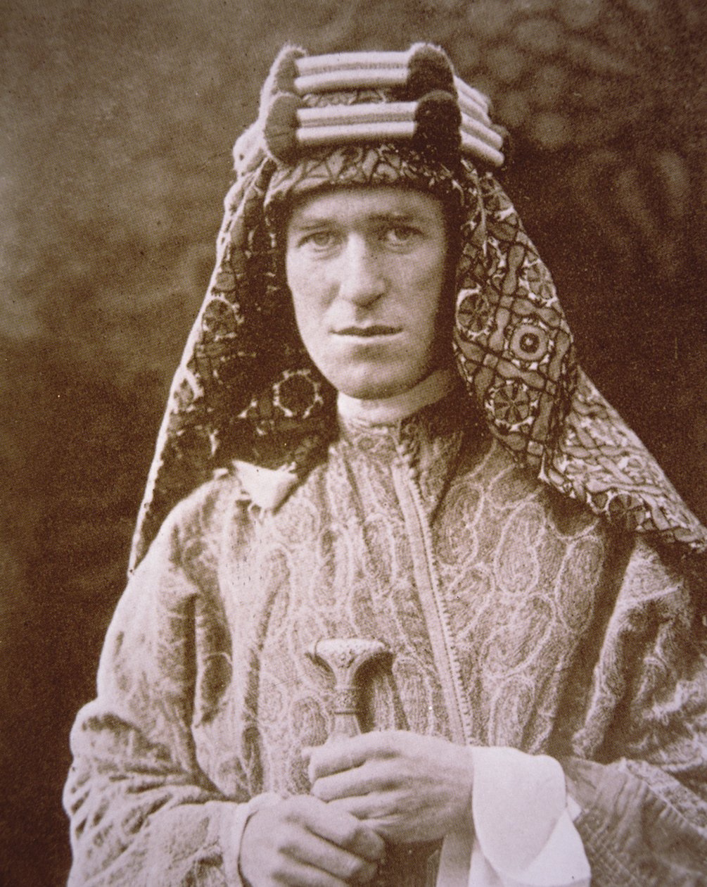 T.E. Lawrence, Birinci Dünya Savaşı sırasında Arap kostümü içinde, c.1914-18 (s/b fotoğraf) by English Photographer