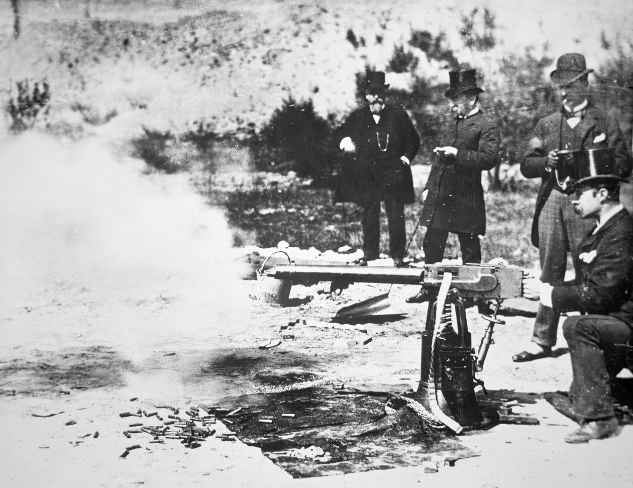İlk Maxim makineli tüfeğinin test edilmesi by English Photographer