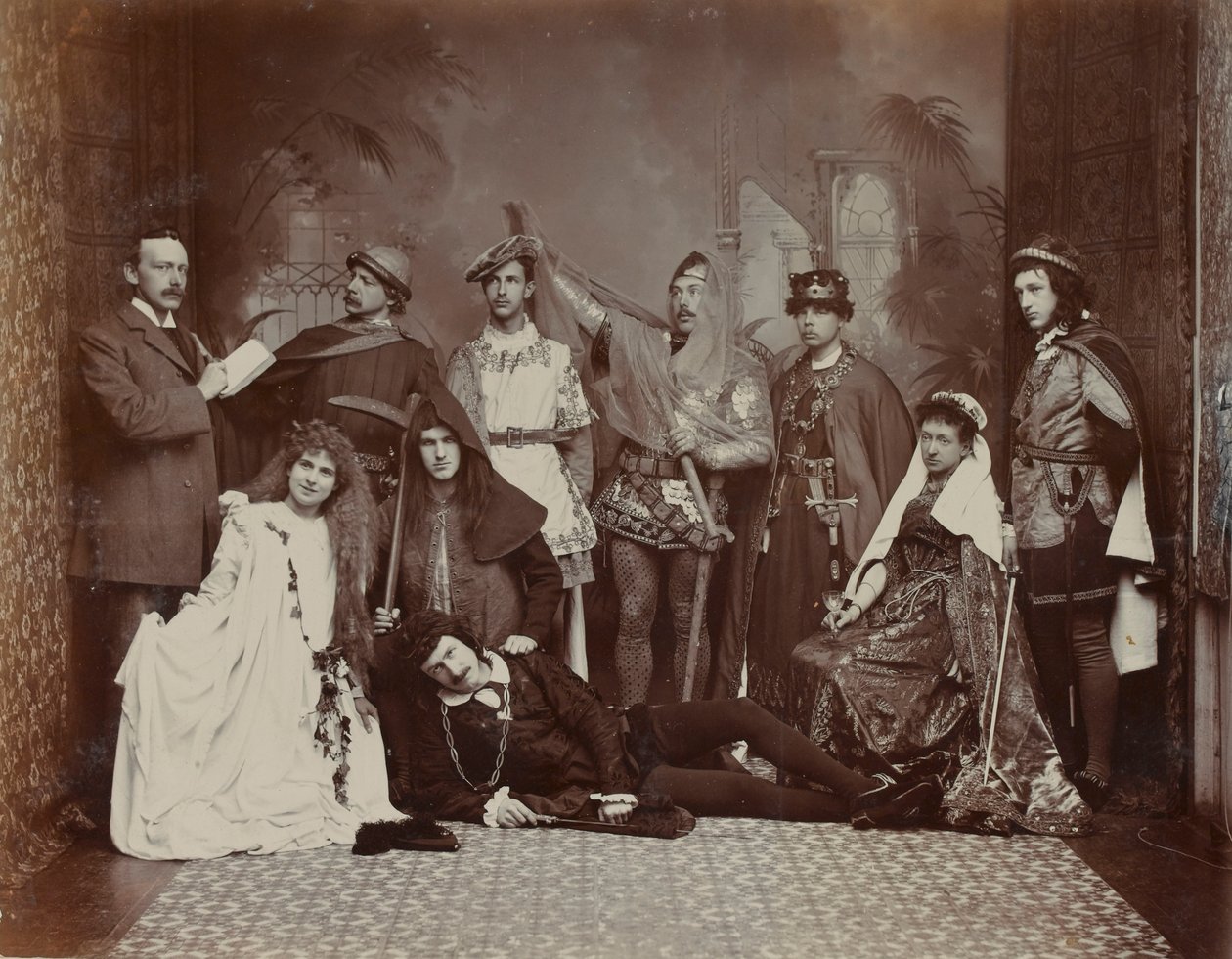 Hamlet Oyuncuları, Kış Bahçeleri, Cheltenham, 1895 by English Photographer