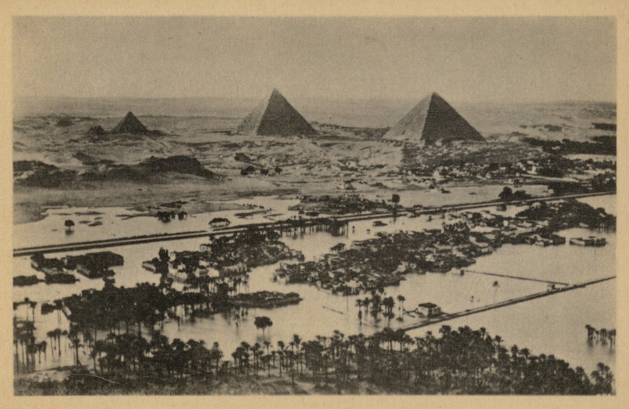 Sel zamanında Piramitler, Giza, Mısır (b/w fotoğraf) by English Photographer