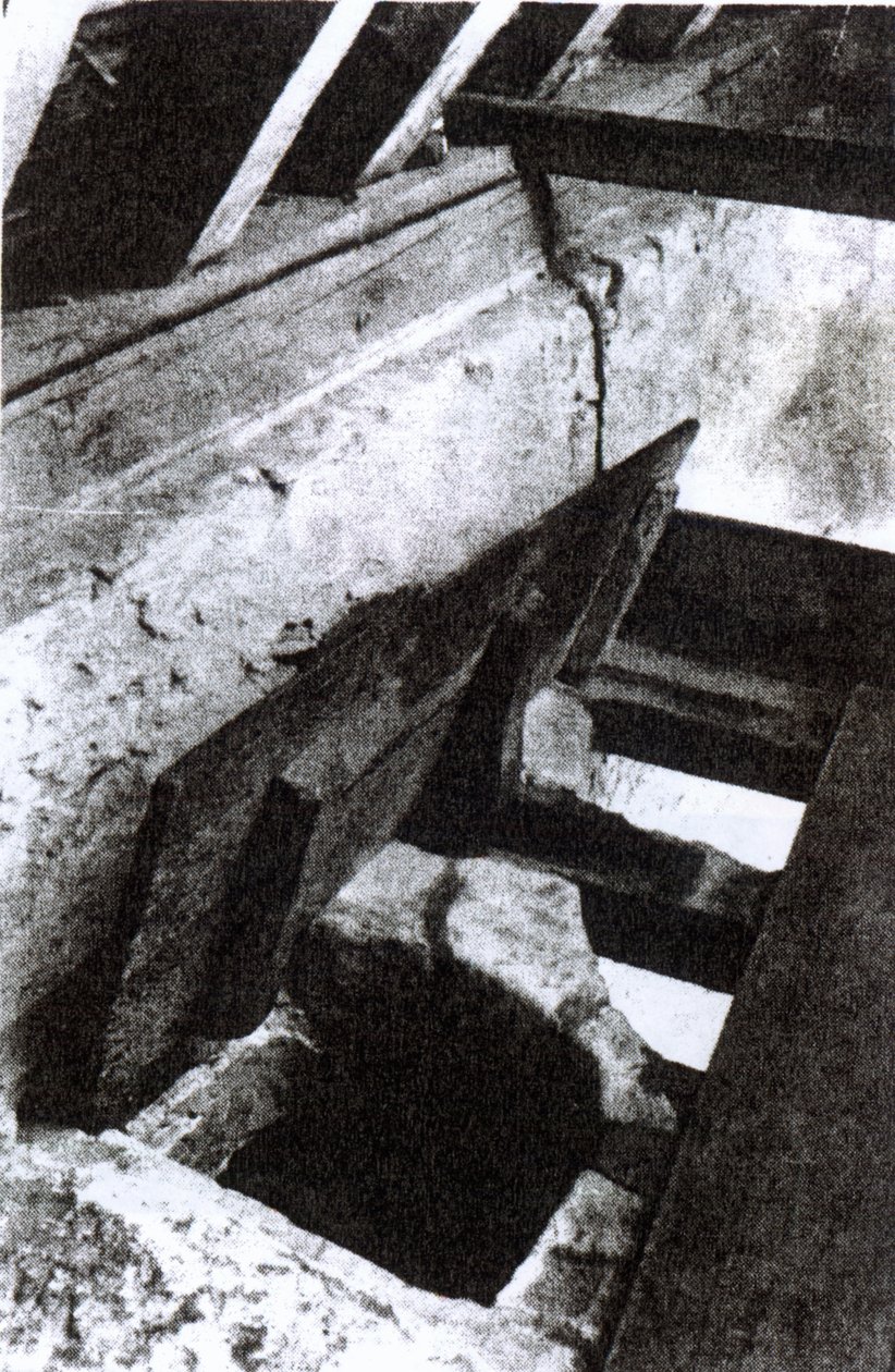 Cizvit şehit ve aziz Nicholas Owen tarafından tasarlanan ve yapılan Sawston Hall'daki bir merdivende saklanan rahipler, c.1935 by English Photographer