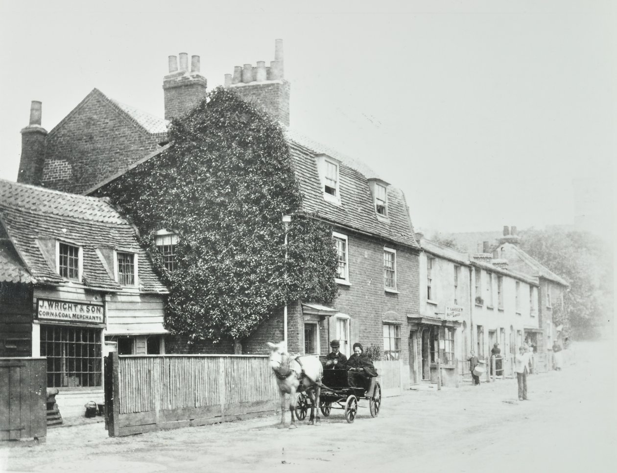 Tottenham Lane, Hornsey: ön cepheler, 1890 dolayları by English Photographer
