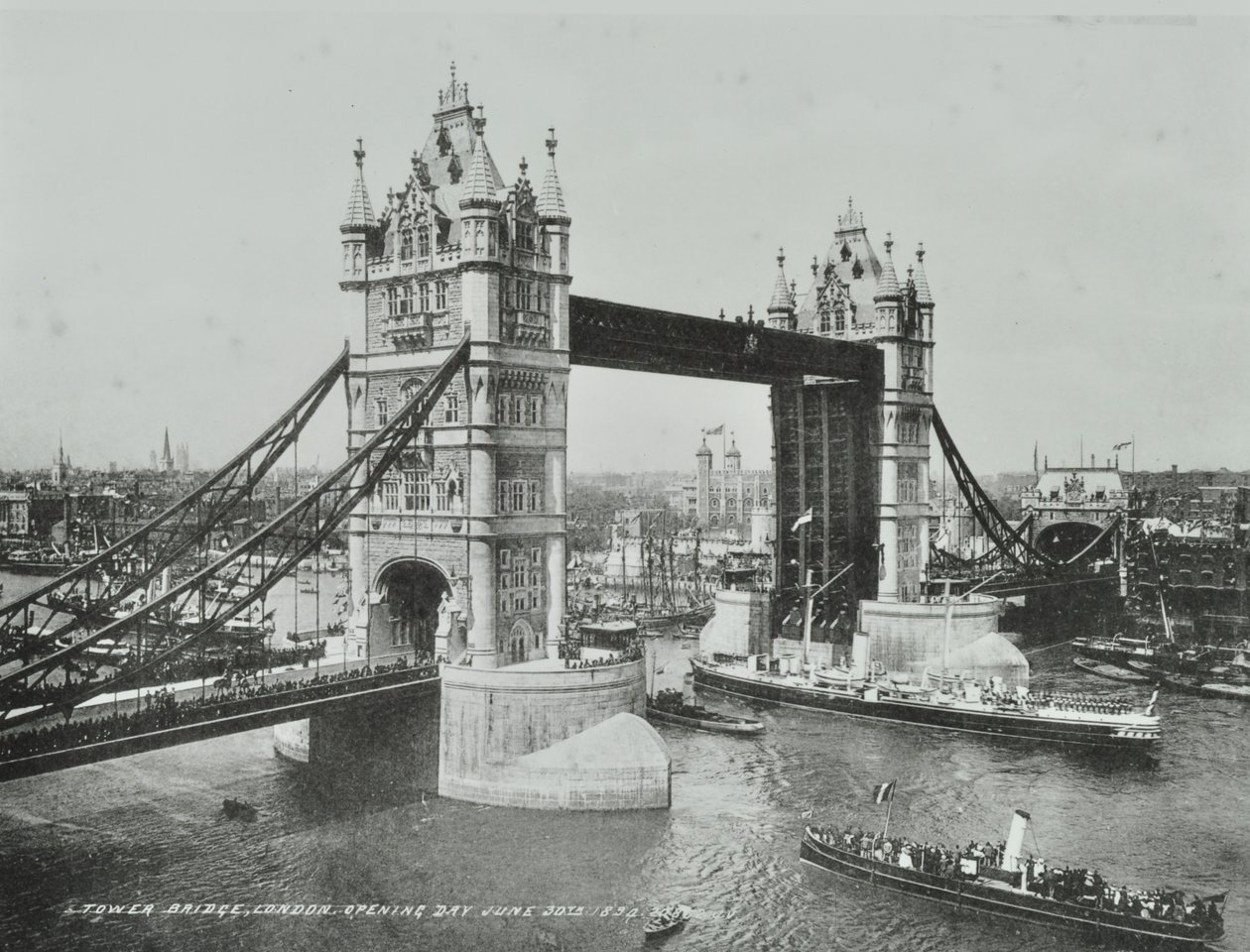 Açıldığı gün Tower Bridge, 1894 by English Photographer