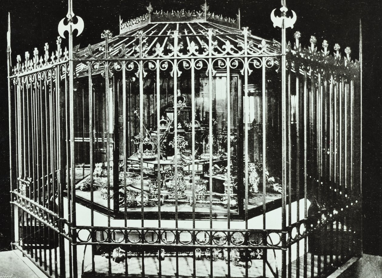 Londra Kulesi, Tower Hill: Kraliyet Mücevherleri, 1890 by English Photographer