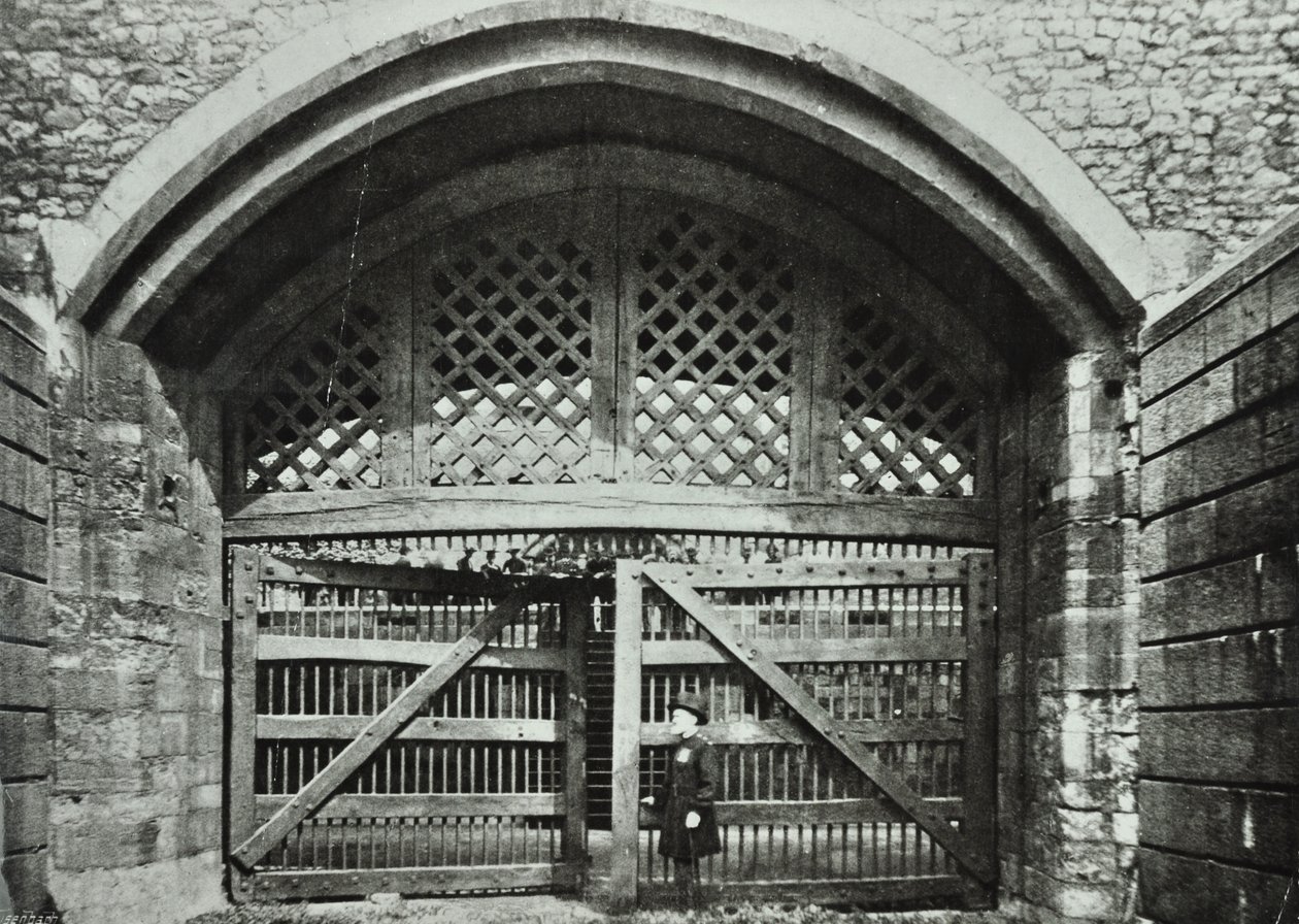Londra Kulesi, Tower Hill: Hainler Kapısı, 1890 by English Photographer