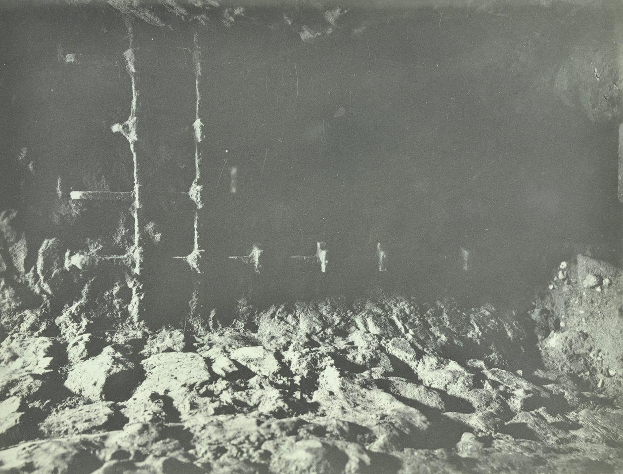 Londra Kulesi, Tower Hill: yeraltı geçitleri, 1899 by English Photographer