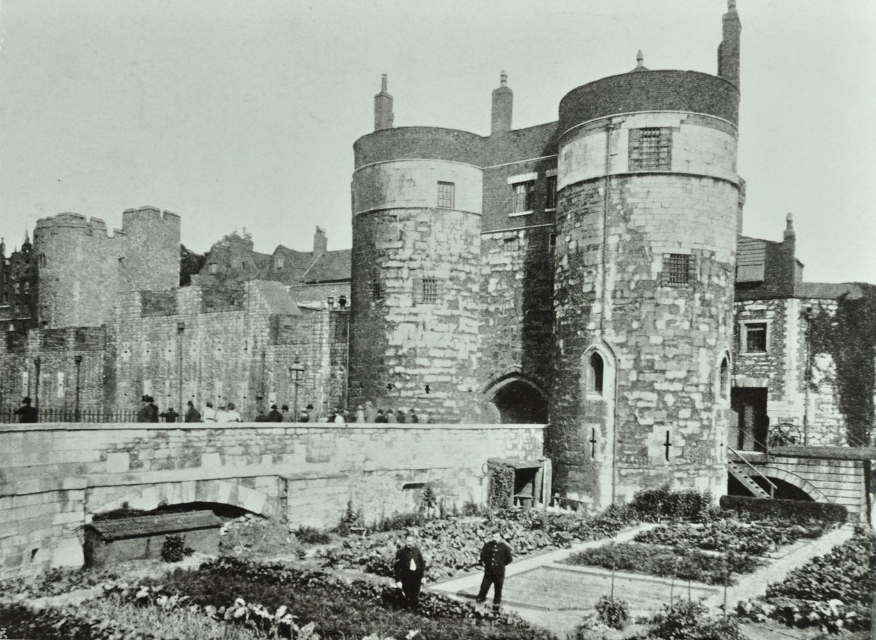 Londra Kulesi, Tower Hill: beauchamp ve Byward Towers, 1895 by English Photographer