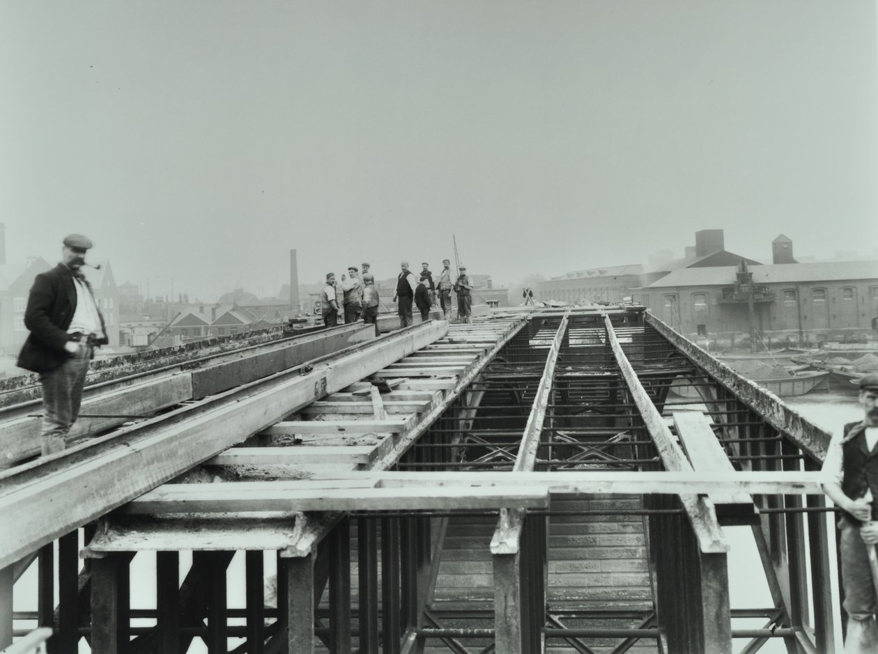 Vauxhall Köprüsü: yıkım, 1898 by English Photographer