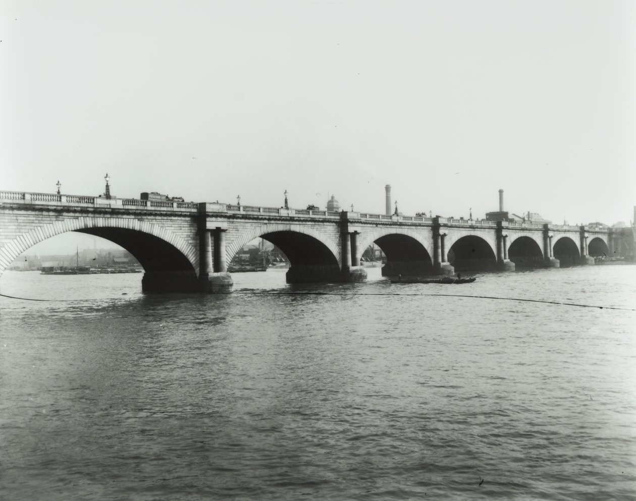 Waterloo Köprüsü: Kuzey kıyısından görünüm, 1895 by English Photographer