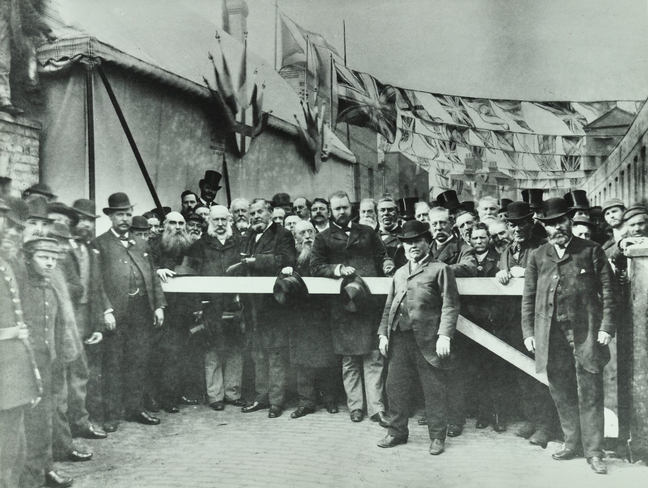 Westferry Yolu: Paralı yolun serbest bırakılması, 1885 by English Photographer