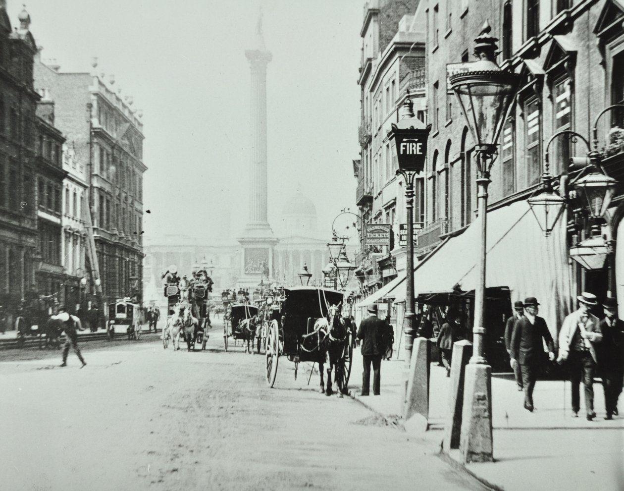 Whitehall, Westminster LB: Whitehall, Trafalgar Meydanı'na bakıyor, 1895 by English Photographer