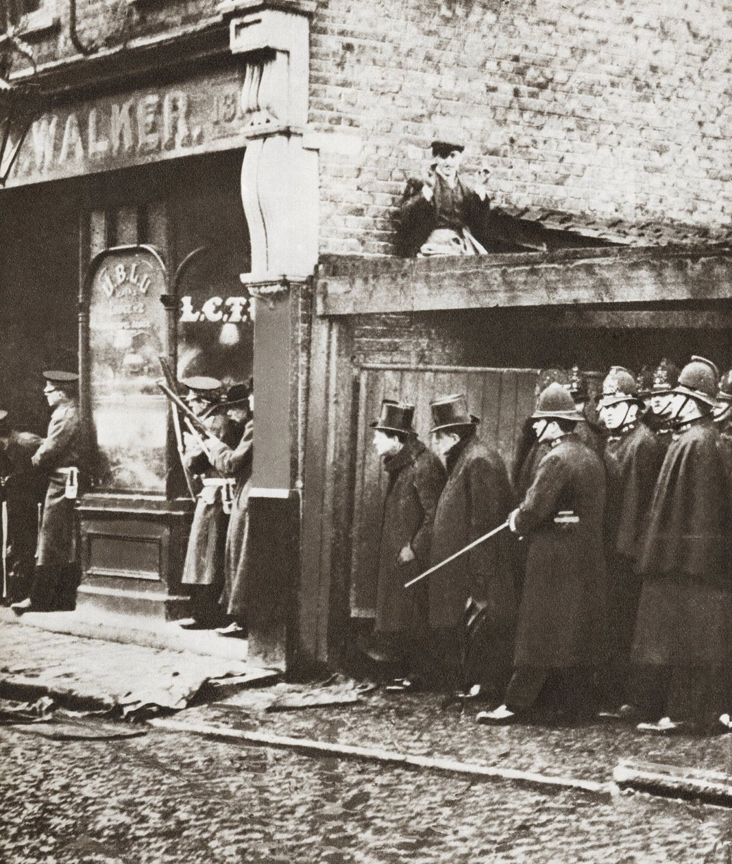 Winston Churchill Sidney caddesi kuşatması sırasında, Londra 1911 (s/b fotoğraf) by English Photographer