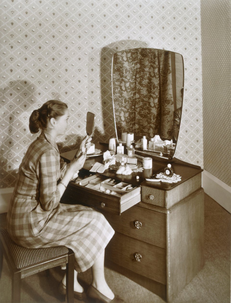 Tuvalet masasındaki kadın, 1955. by English Photographer