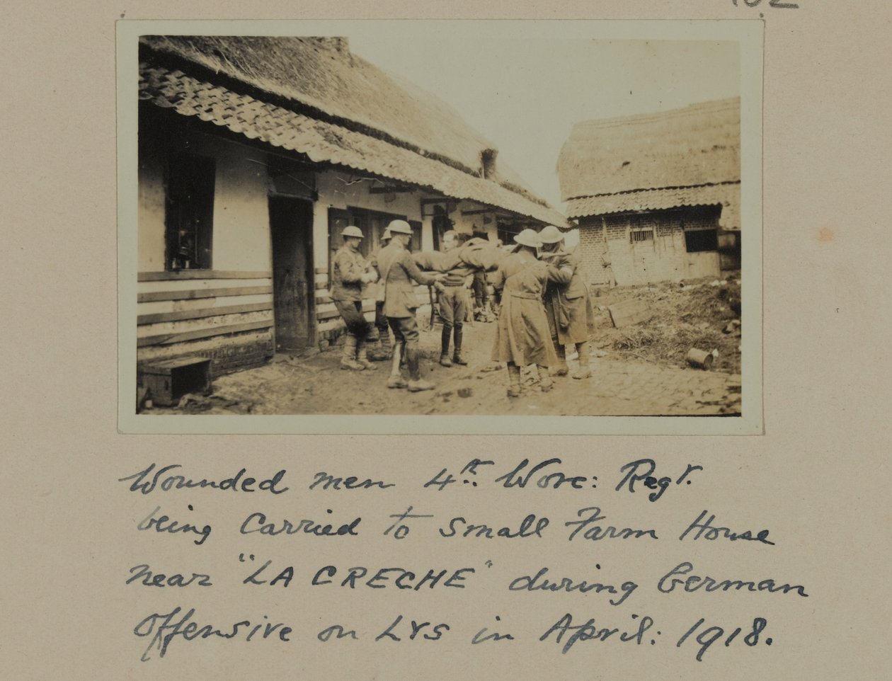 Yaralı adamlar, 4., Worc: Regt. Nisan 1918'de LYS'deki Alman Taarruzu sırasında “LA CRECHE” yakınlarındaki küçük bir çiftlik evine taşınmak by English Photographer