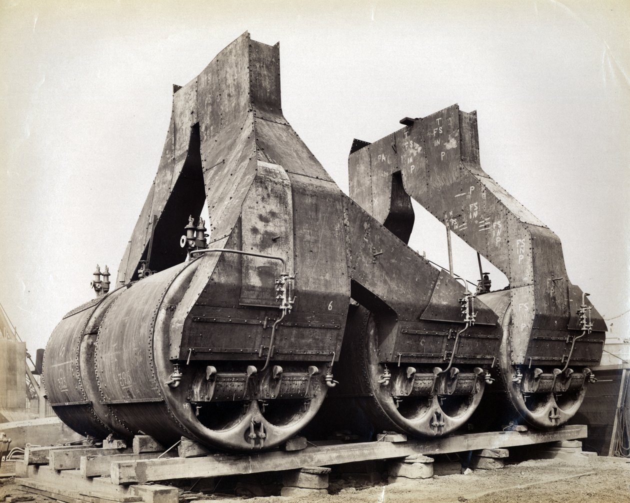 Bahçe no. 647, Baykal. Buz kırma treni feribot vapuru Baykal için bazı kazanlar ve huni alımları gösteriliyor by English Photographer