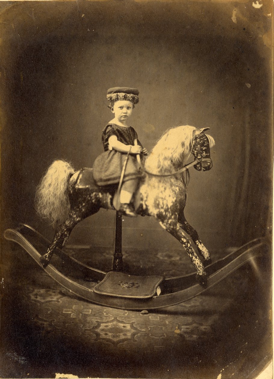 Sallanan at üzerinde oturan genç kız by English Photographer