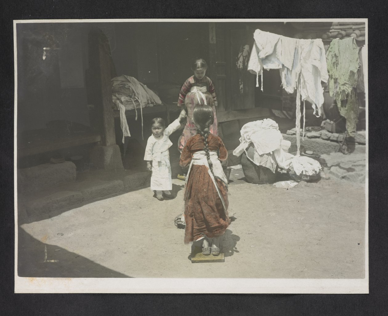 Genç kızlar, Kore Fotoğraf Albümü by English Photographer