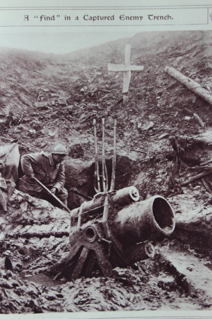 Ele Geçirilmiş Düşman Siperinde Bulunan Bir Buluntu, 1914-18 by English School