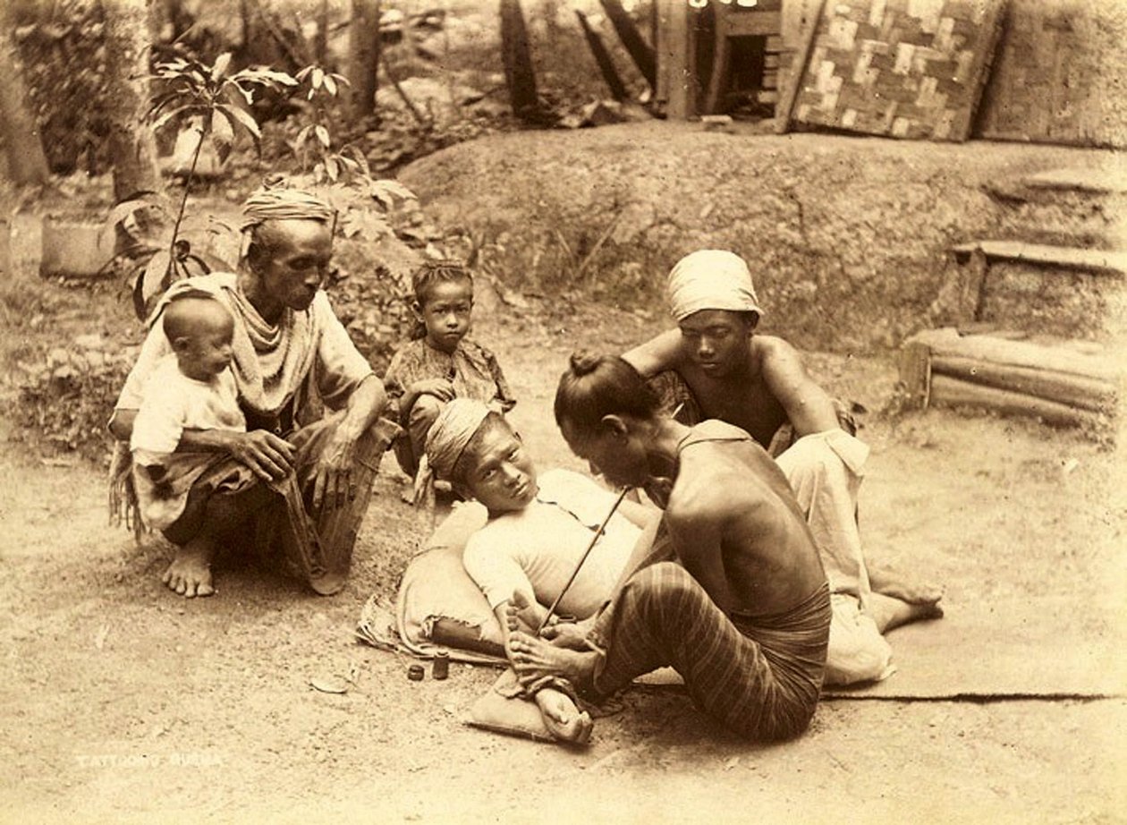 Dövmeli bir Shan adamı, 1890 (sepya fotoğrafı) by English School