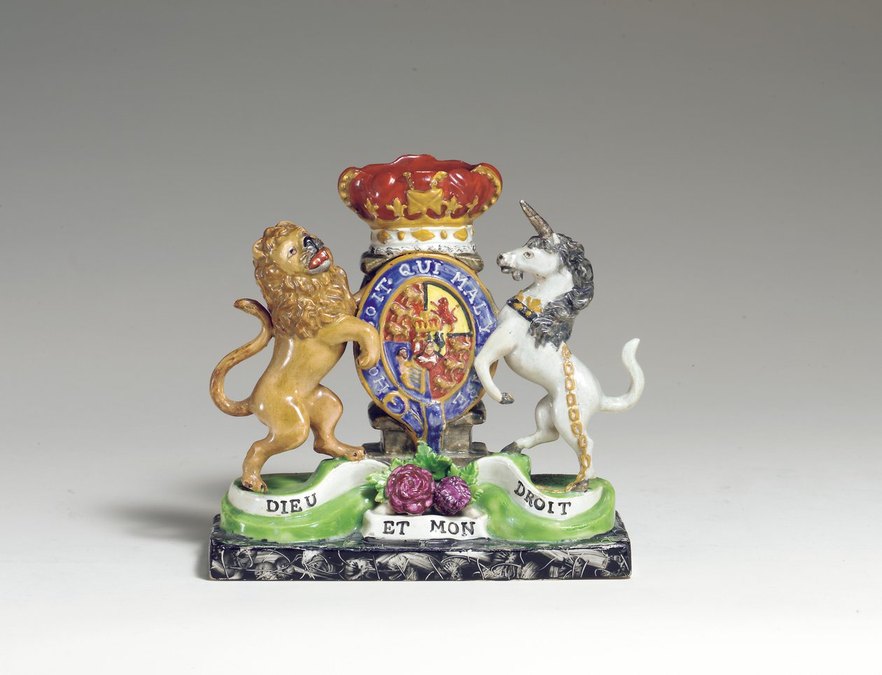 İngiliz Kraliyet Arması Olarak Bir Walton Armorial Dökülen Vazo, c.1825 (inci eşya) by English School