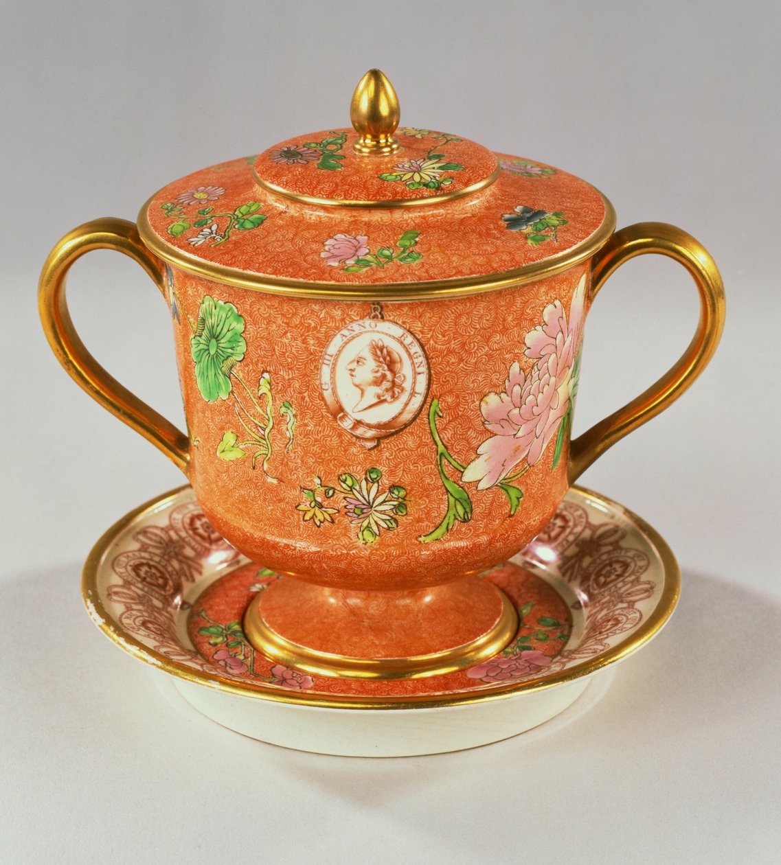 Bir Wedgwood Pearlware iki kulplu fincan, kapak ve stant, 1810, 1810