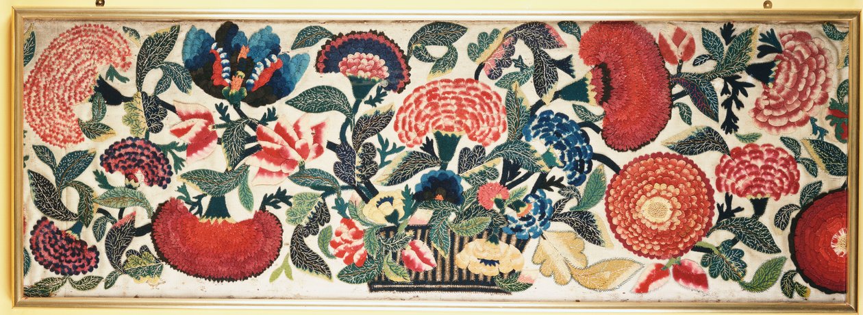 Bir sepetten fildişi yün zemine taşan karanfilleri, laleleri ve diğer çiçekleri betimleyen işlemeli ipek vurgulara sahip keçe ve aplike bir panel, c.1730-40 by English School