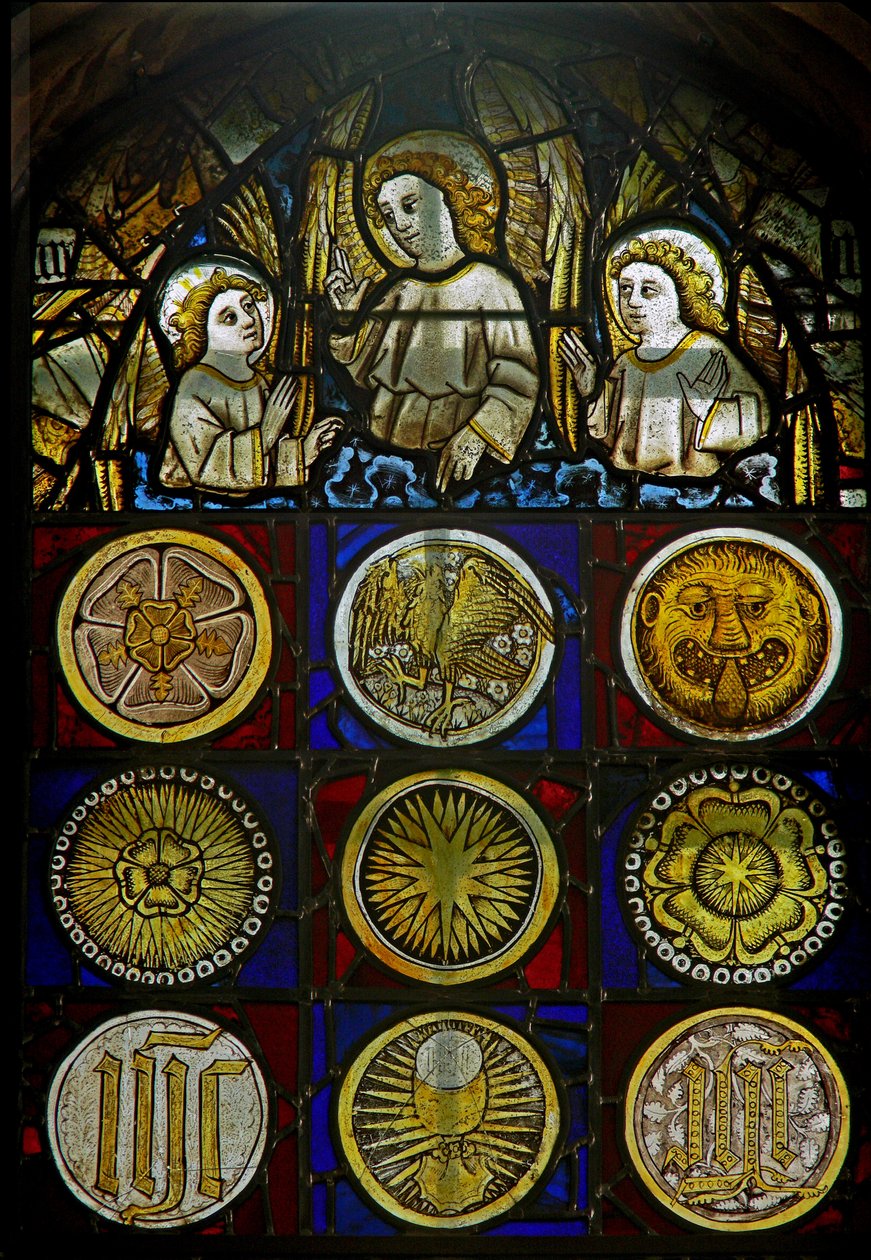 Doğudaki pencerede, güneş ışınları, güller, bir leopar başı, bir kadeh ve monogramlarla 9 merminin üzerindeki melekleri tasvir eden bir panel by English School
