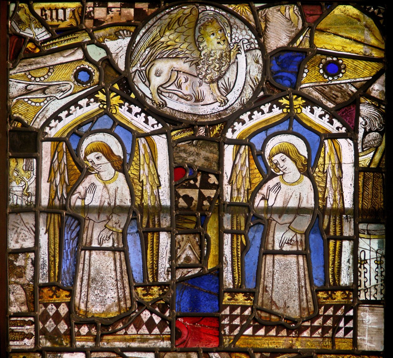 Doğu penceresinde iki meleği ve St Marks aslanını tasvir eden bir panel by English School