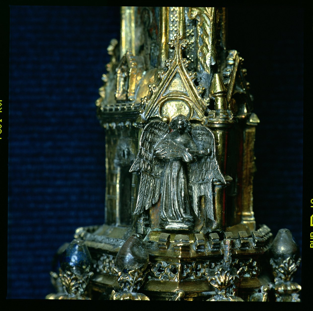 Bir mızrap ile bir gittern oynayan melek, William of Wykeham