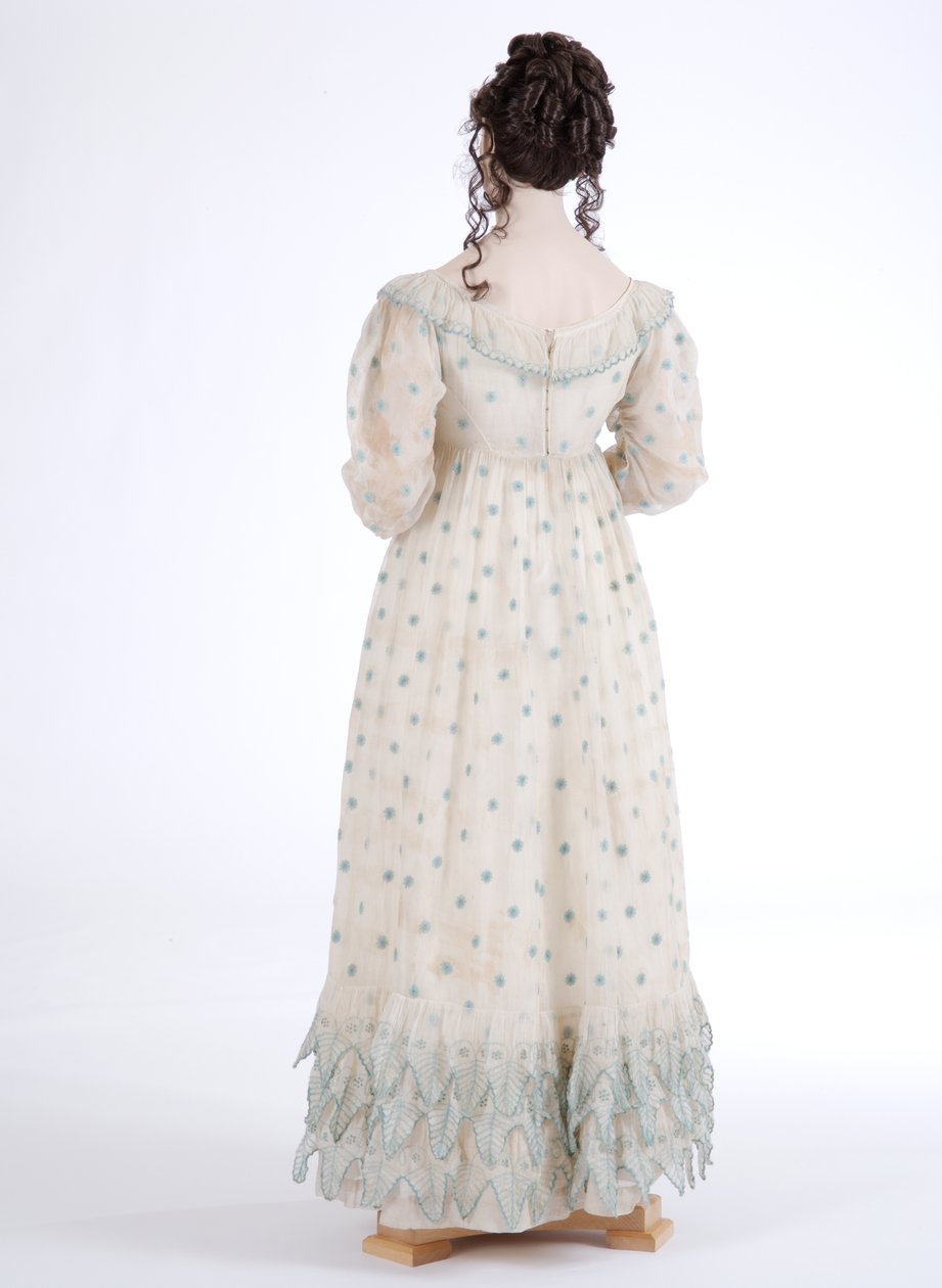 Bir günlük elbisenin arkadan görünüşü, c.1815 (mavi yünle işlenmiş pamuklu muslin) by English School