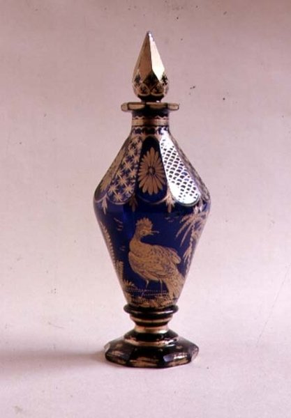 Spiral tıpalı bi-konik şişe şişesi, 1765-70 (yaldızlı mavi cam) by English School