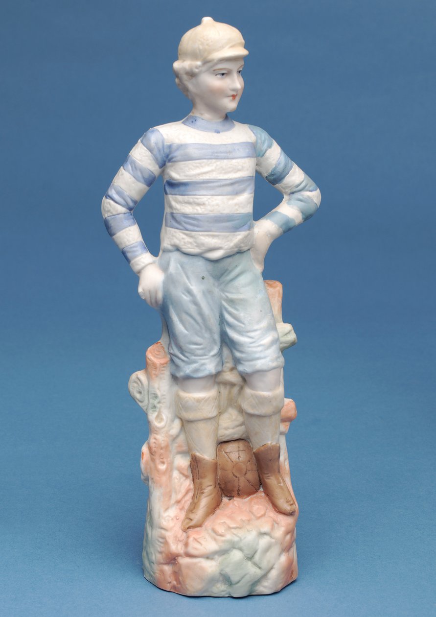 Mavi ve beyaz çizgili forma giyen bir erkek futbolcunun bisque figürü, c.1890