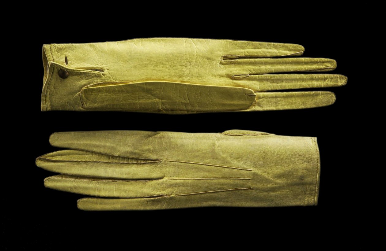 Parlak sarı bilek uzunluğunda eldivenler. c.1820 (çocuk derisi derisi) by English School