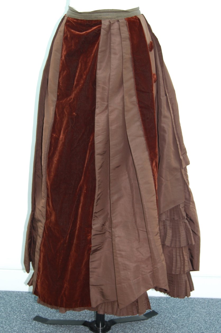 Kahverengi elbise (etek ve küçük ceket), c.1875 (ipek saten) (ayrıca bkz. 3700630) by English School