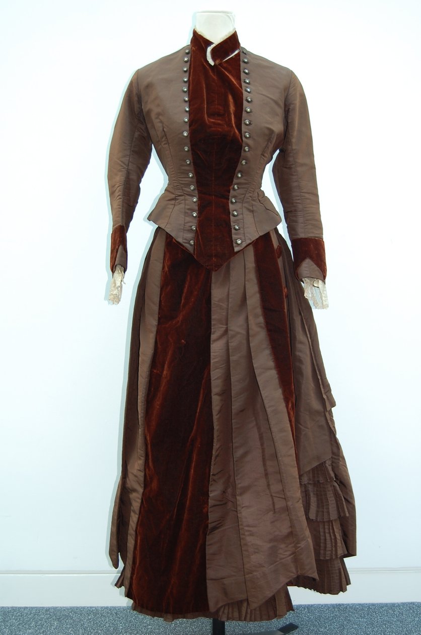 Kahverengi elbise (etek ve küçük ceket), c.1875 (ipek saten) (ayrıca bkz. 3700631) by English School